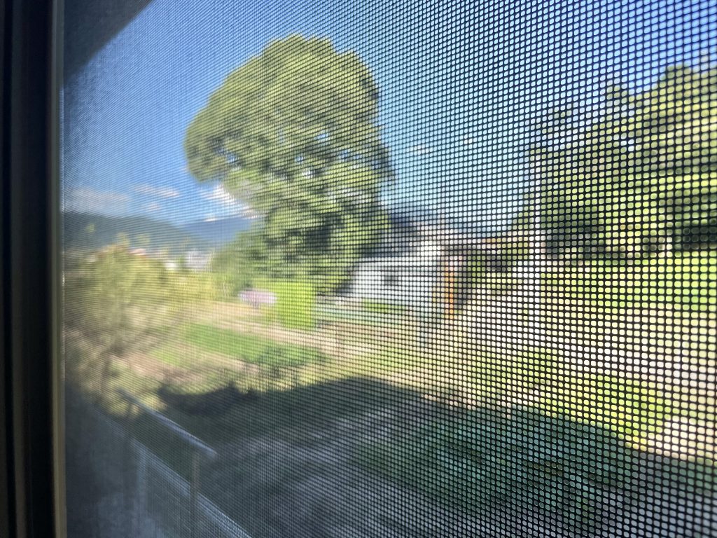 ペットの爪が引っ掛かりづらい仕様の網戸を採用♪(内装)